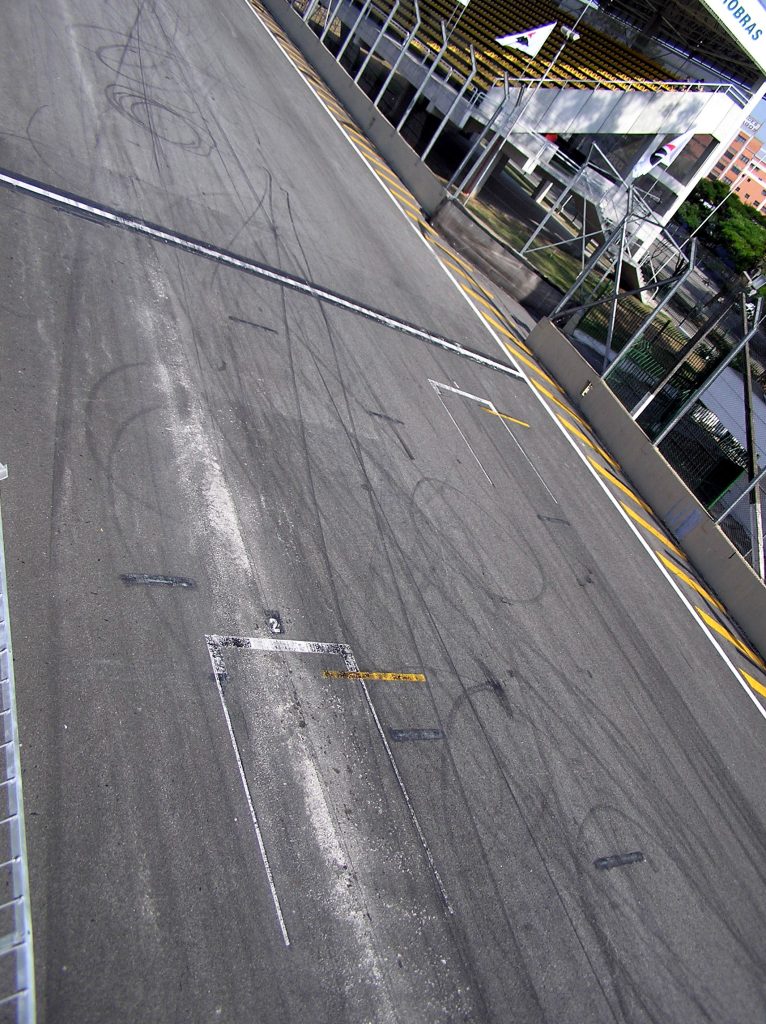 Physical pole position grid slot marked on the main straight at Autódromo José Carlos Pace (Interlagos).